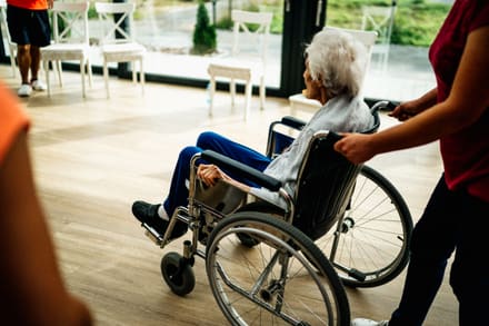 Betreuung einer älteren Person zu Hause (Musterbild)