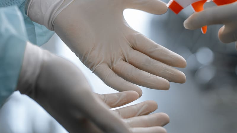 Hygienische Behandlung mit Schutzhandschuhen (Musterbild)