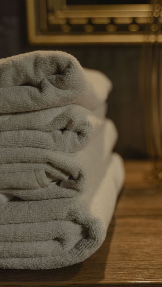 Frisch vorbereitete Handtücher als Zeichen für Hygiene (Musterbild)