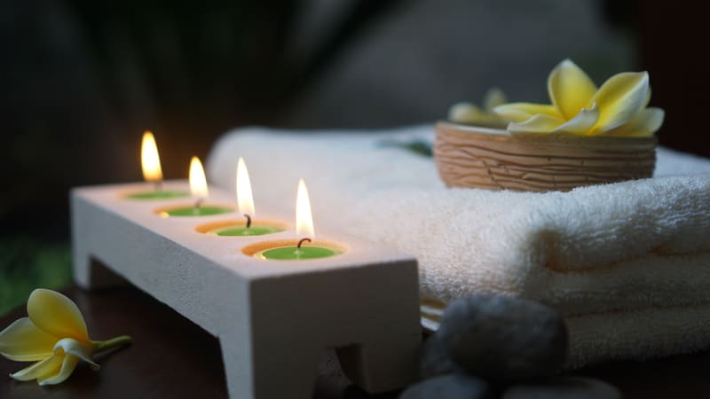 Spa-Ambiente mit Kerzen und Tüchern (Musterbild)