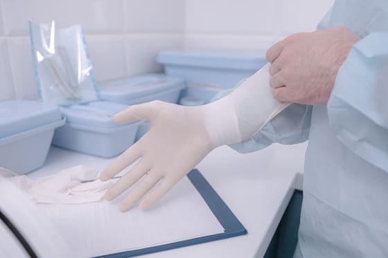 Hygienische Behandlung mit desinfizierten Instrumenten (Musterbild)